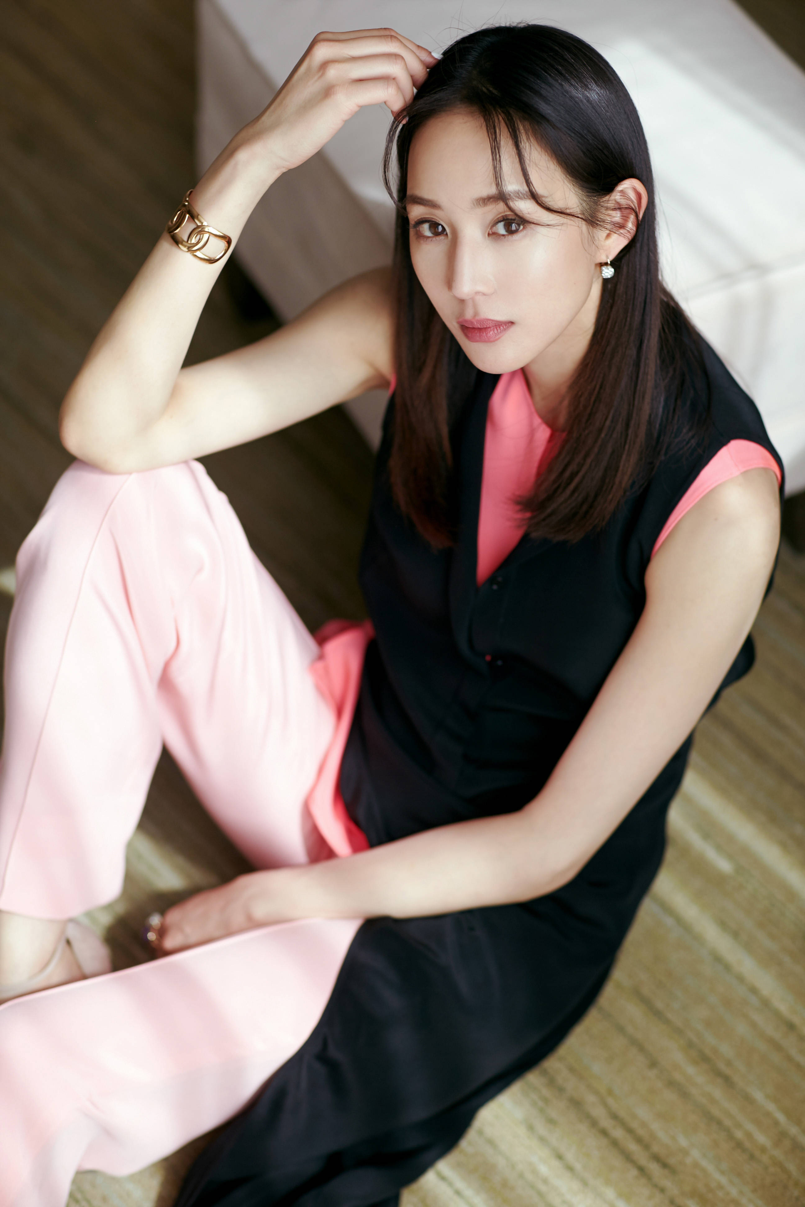 原创张钧甯厉害了不规则粉搭黑意外的好看身材好就是任性