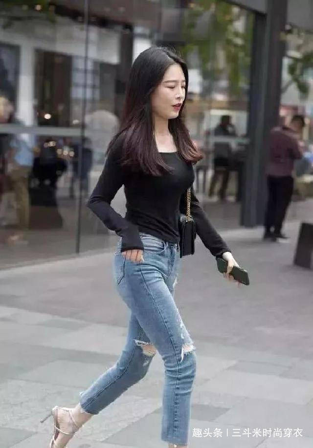 无可|牛仔裤轻松修饰女性纤细身材，魅力高挑，美无可代替！