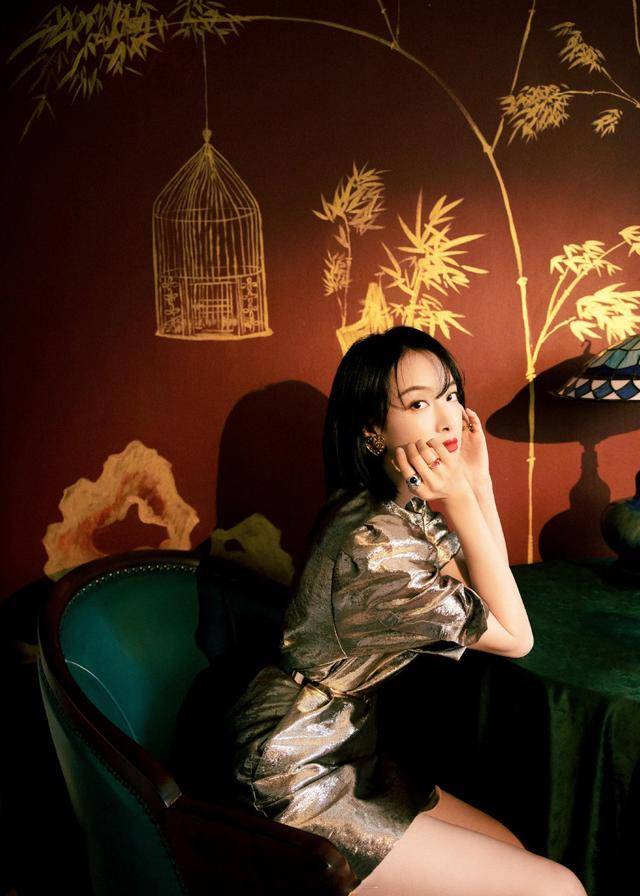 前卫|宋茜穿鎏金短裙高调亮相，白嫩美腿抢足镜头，到底是女团出身