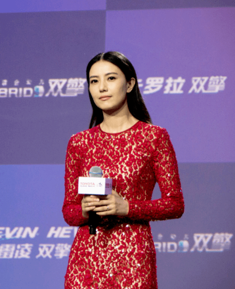 整体|高圆圆真的很懂穿搭，红色时尚俏皮搭白裙，美艳又不显俗气