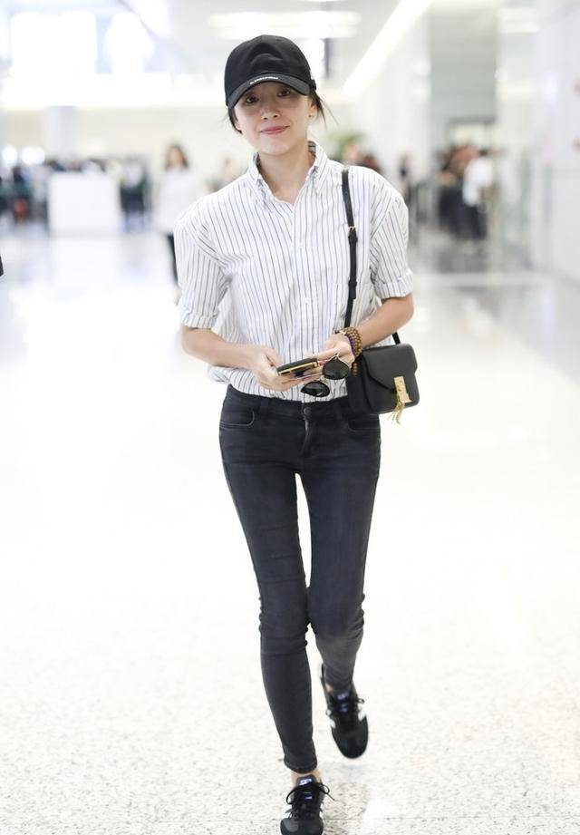 少女|董洁扮嫩技巧太自然，用简单白衬衫配牛仔裤，优雅中不乏少女感
