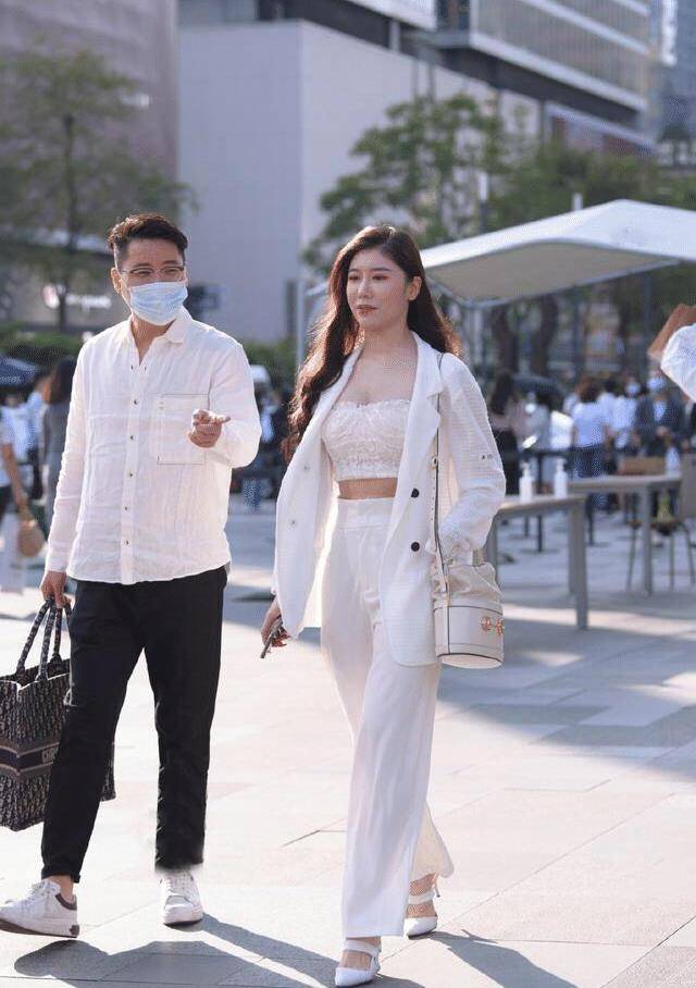 感觉|白色西服套装，叠穿更有层次感，干练又时尚