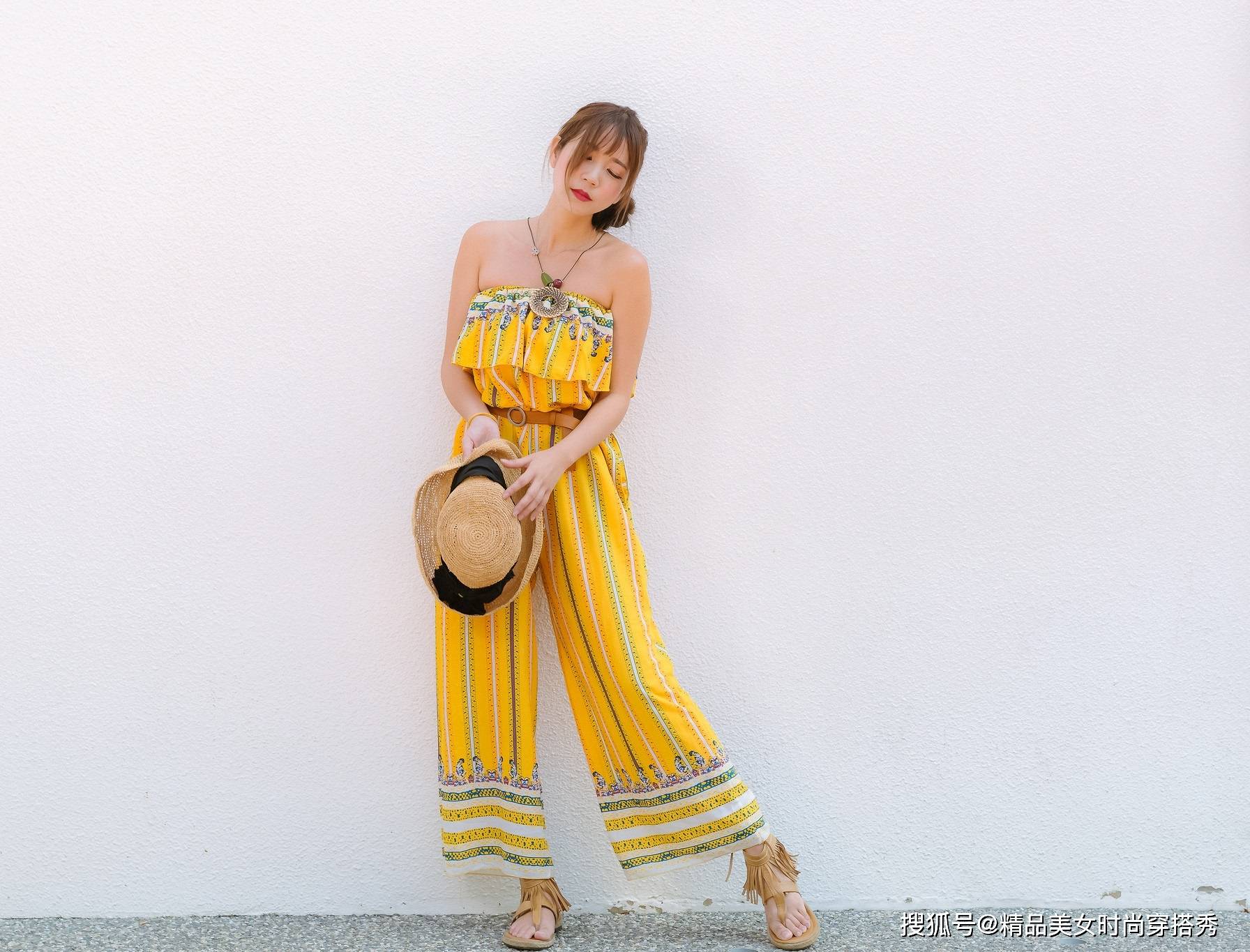 民族|一字肩连体裤,搭配一双民族风十足的凉鞋,优雅浪漫