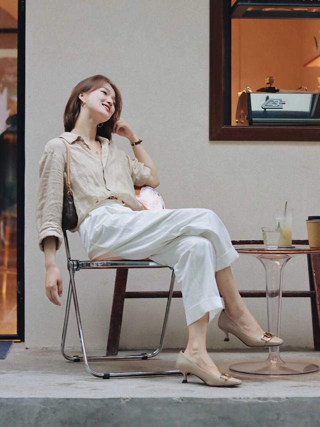 颜色|秋天怎么能少了白裤子呢！和衬衫以及T恤搭配，简约又有气质感