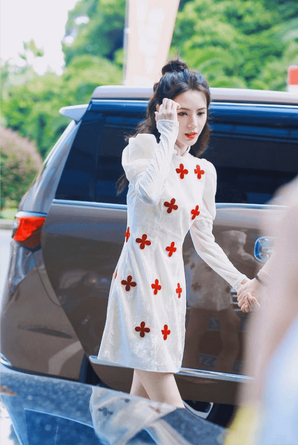 &quot|张予曦真是＂白得发光＂，不修图都带磨皮效果，穿白裙像仙子一样