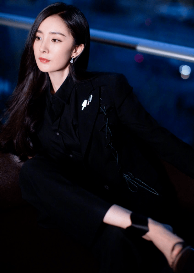 黑色|敢穿只佩服杨幂！穿V领裙秀身材，凹凸曲线一点不像当妈人