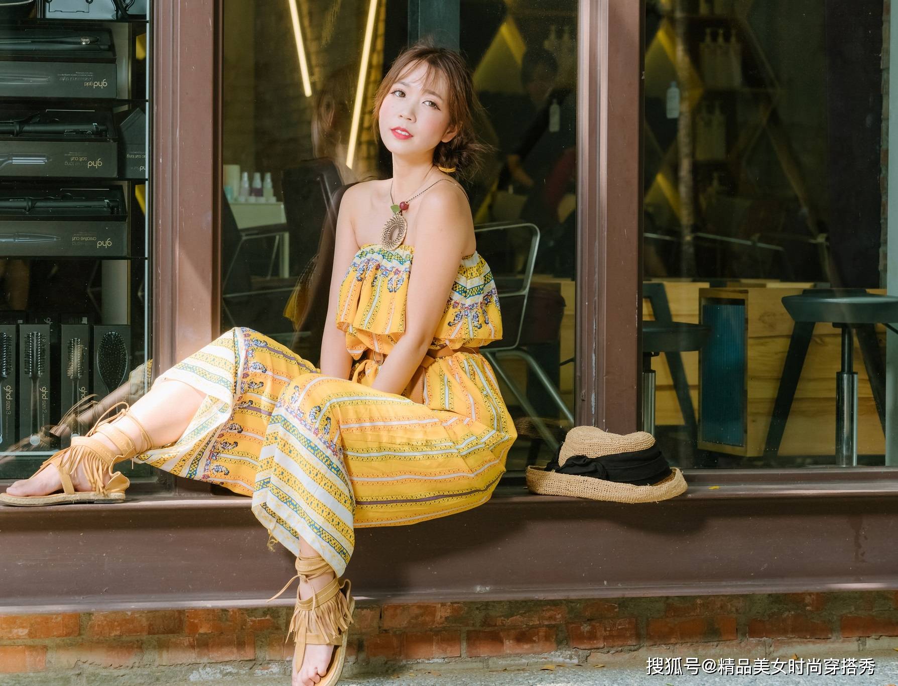 民族|一字肩连体裤,搭配一双民族风十足的凉鞋,优雅浪漫