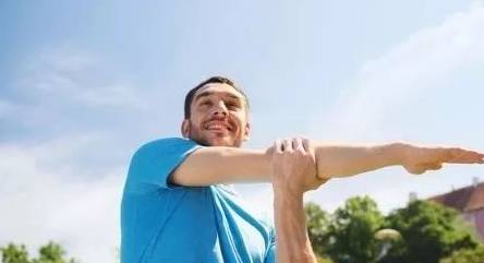 血管|血糖高的人，出现5种表现，小心并发症！控血糖，做好4件事