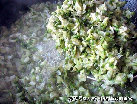 煎饼|槐花别只会蒸,教你新做法,加2个鸡蛋手不沾面,筷子一搅就能吃