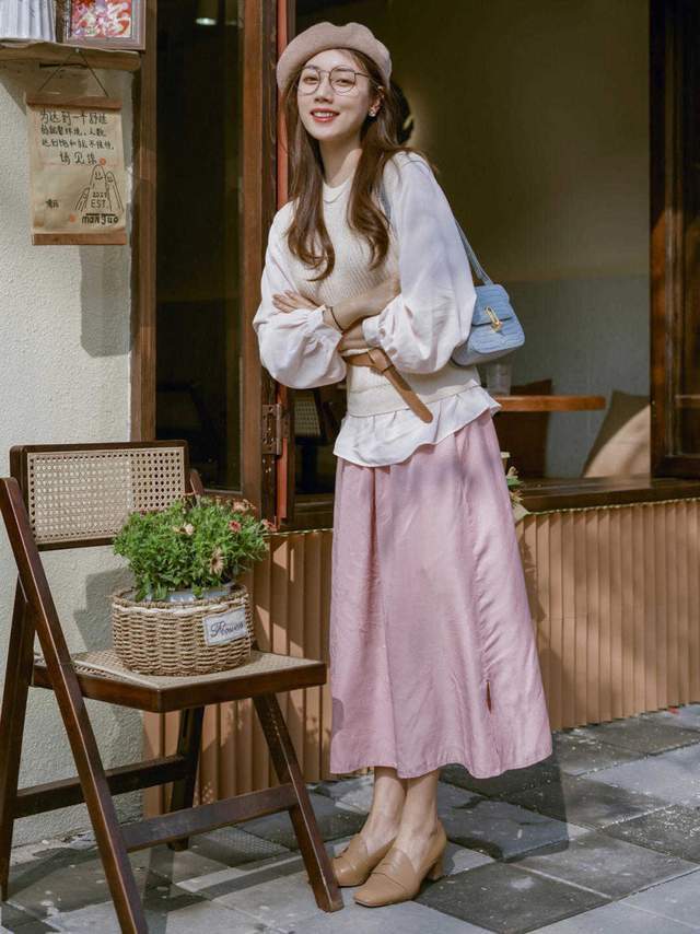 显得|皮肤暗黄的女生如何选衣服颜色？可以尝试这几款，让你显白还好看