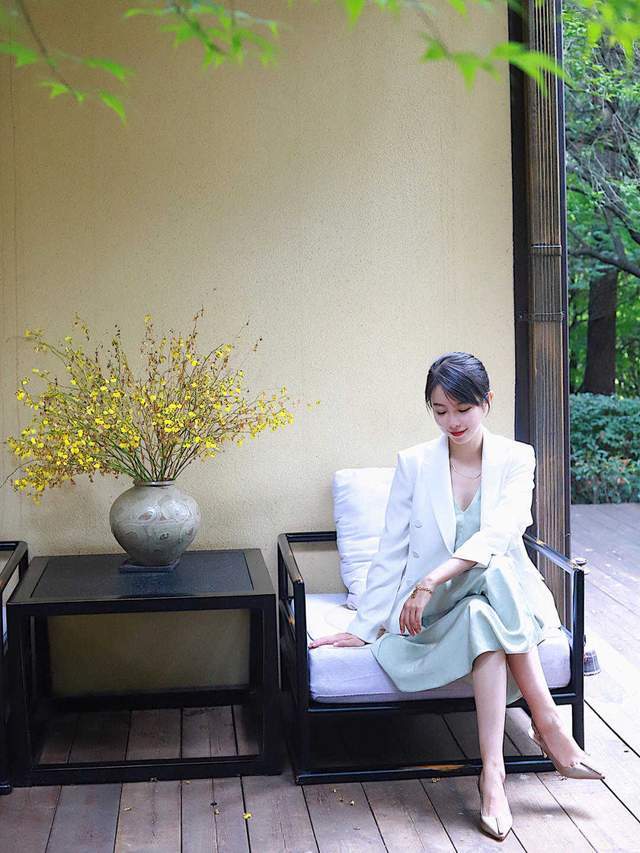 显得|皮肤暗黄的女生如何选衣服颜色？可以尝试这几款，让你显白还好看