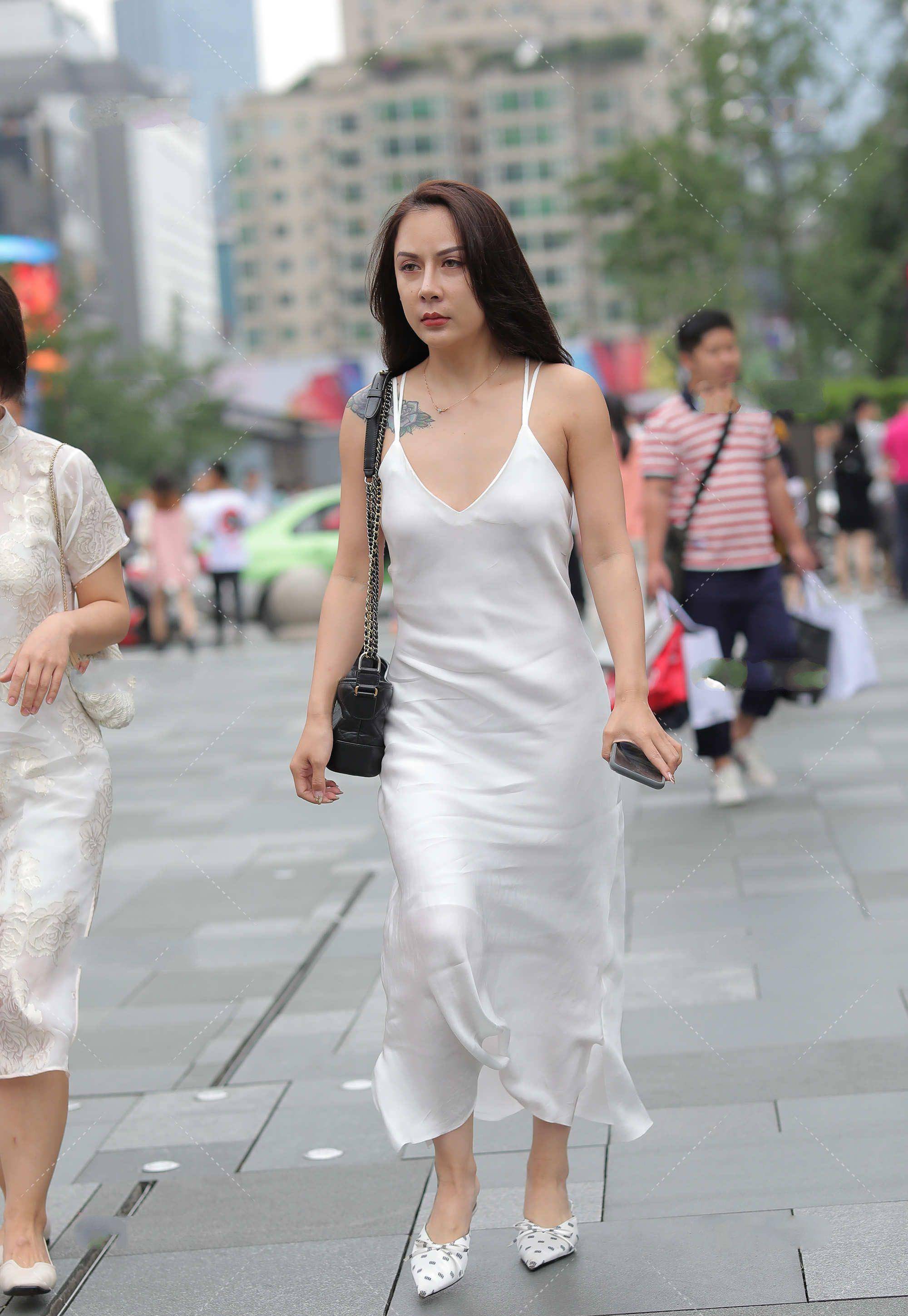 真丝|白色真丝连衣裙，勾勒少女身材的同时，更显高级洋气