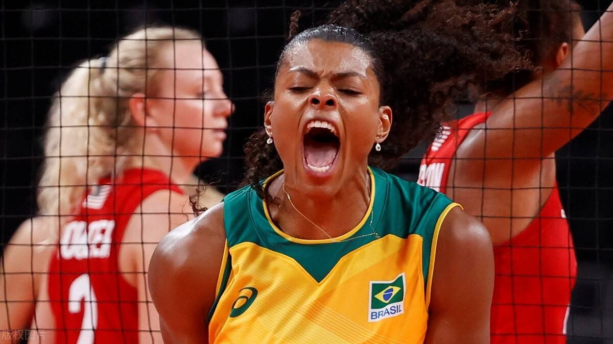 本场比赛,美国女排首发为主攻拉尔森,巴奇,副攻阿金拉德沃,华盛顿