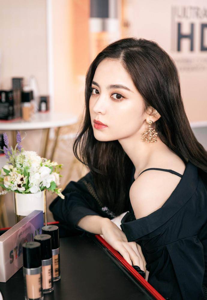 身材|娜扎暴露了穿搭小心机,把v领当斜肩穿时尚又显上镜脸,锁骨很美