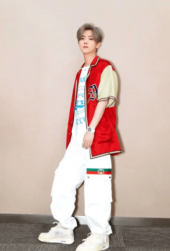 衬衣|鹿晗恋爱后大变样，穿印花衬衣配牛仔裤，时尚感太强了