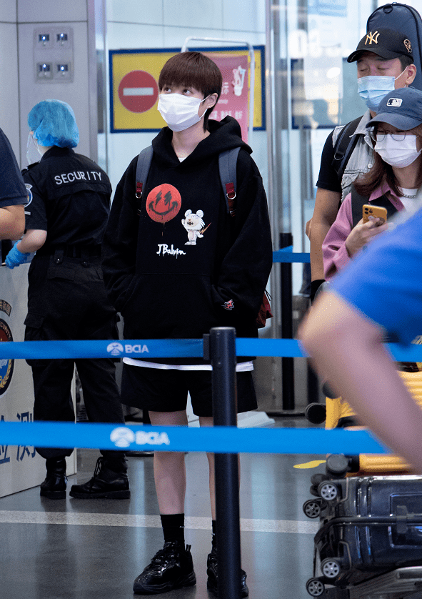 偶像|36岁李宇春越来越保守，穿短裤还要加层“白纱”，没想到超显腿长