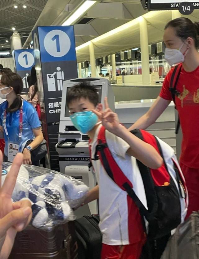 颜色|14岁全红婵高调回国！穿国货T恤红裤和姐姐们站在一起，可爱爆棚