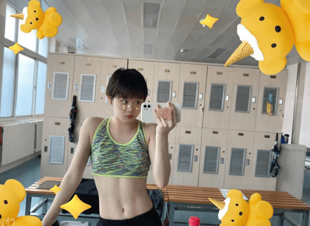 原创超萌奥运冠军张家齐穿露脐背心露马甲线其实力直追偶像郭晶晶