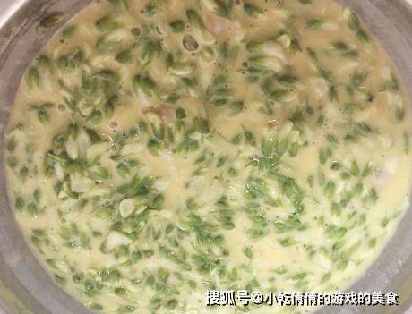 煎饼|槐花别只会蒸,教你新做法,加2个鸡蛋手不沾面,筷子一搅就能吃