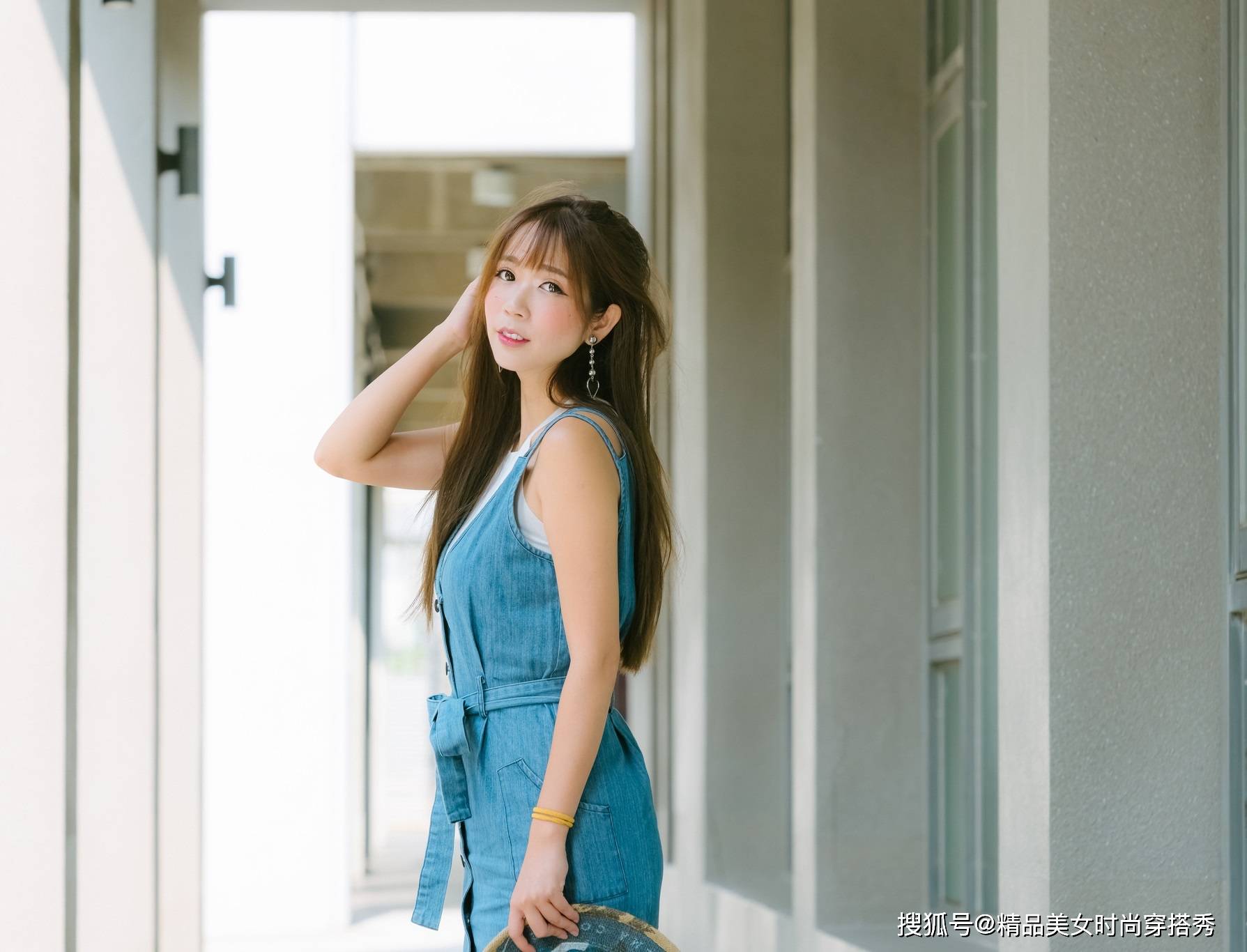 视觉|原来吊带牛仔裙还可以这么穿，减龄又不失时尚感