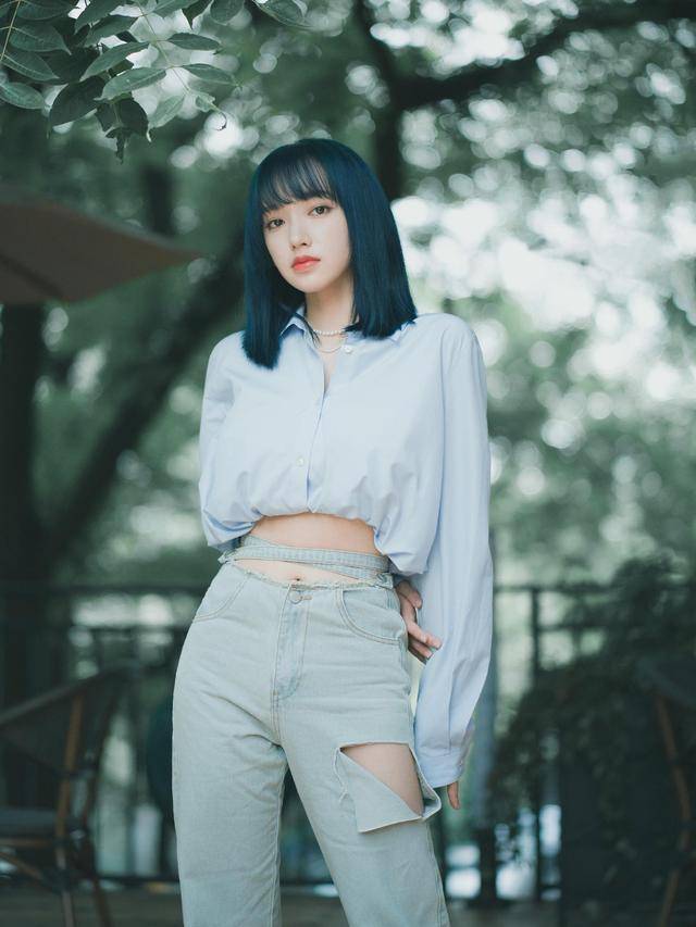 服装|程潇身穿灰色纱裙，配白长靴，宛如画中仙