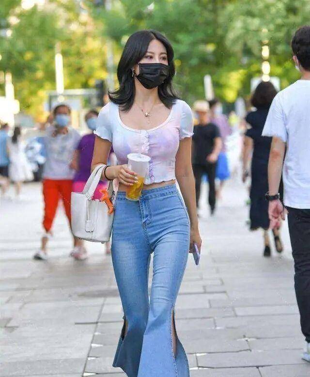 整体|美女脚上一双白色的尖头高跟鞋搭配出街,让她显得更加清秀有魅力
