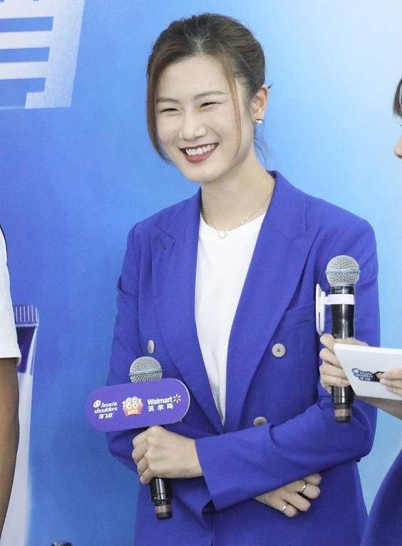 西装|大满贯同框!丁宁变美艳女白领五官好精致,181张继科爱穿内增高