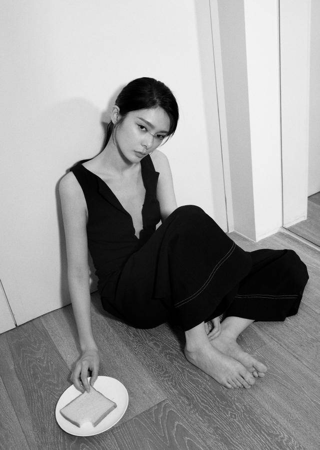 黑色|傅菁气质改变不少，穿深V连体裤秀身材，愣是凹出大姐大气场