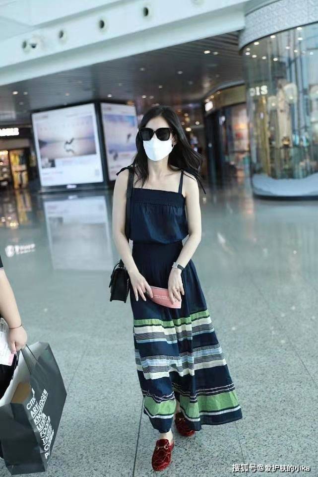 身材|黄圣依衣品真好,穿小高领气质洋气超显年轻,看不出已经奔四了