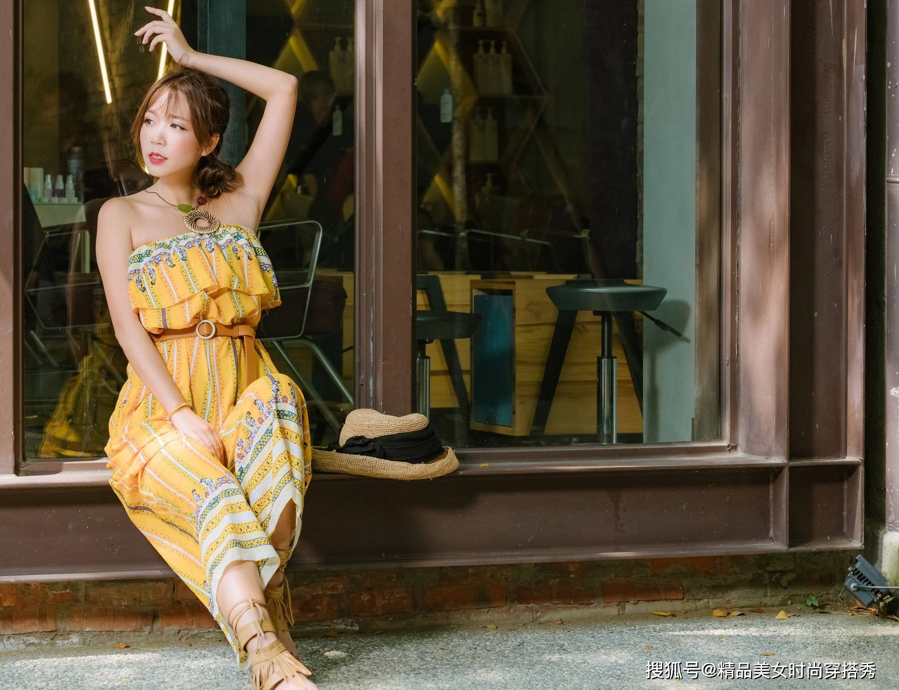 民族|一字肩连体裤,搭配一双民族风十足的凉鞋,优雅浪漫