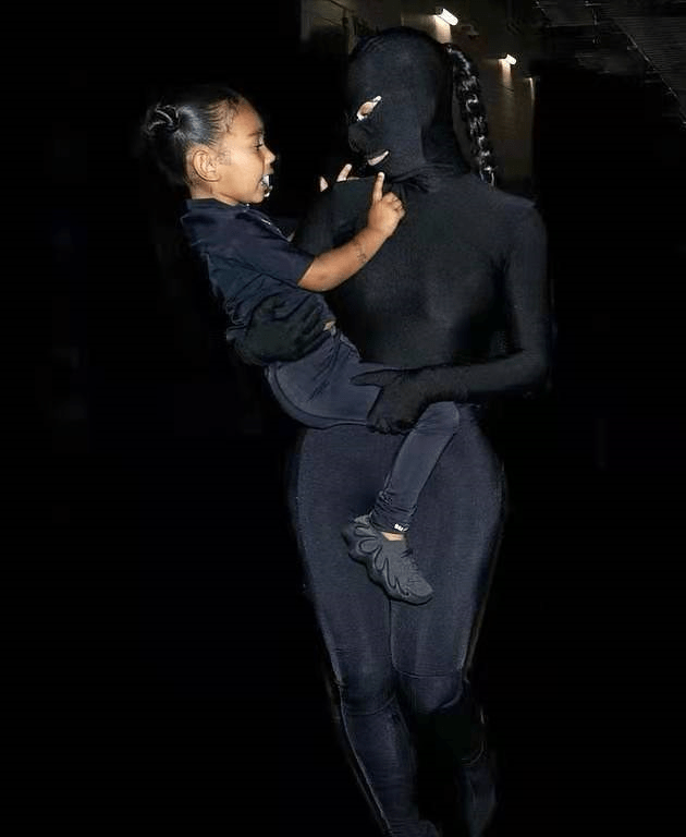 眼睛|卡戴珊的时尚看不懂，裹一身黑只露出眼睛嘴巴，一般人真驾驭不了