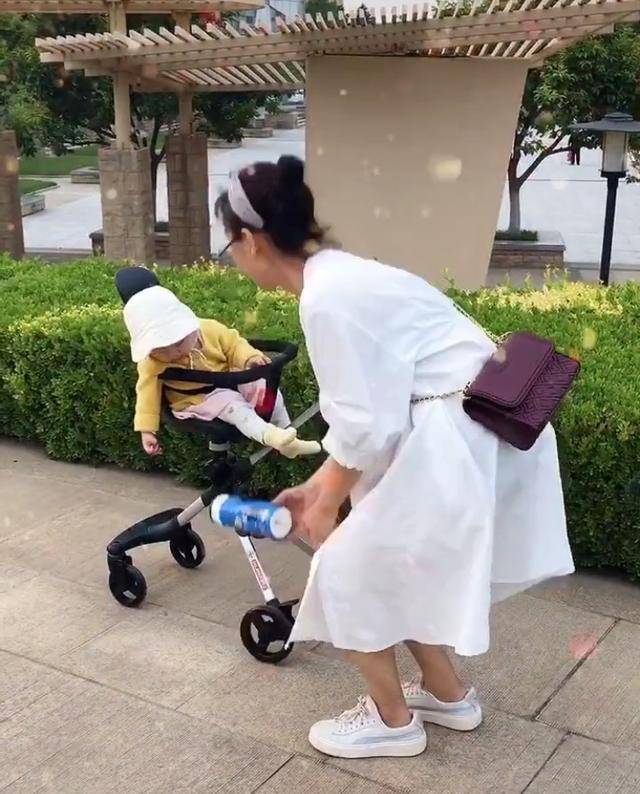 身材|57岁青岛姥姥意外蹿红，身材纤细穿衣时髦，带娃出门被错认成宝妈