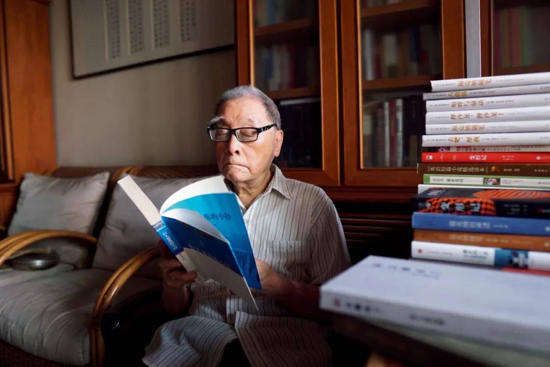 文学界|几十年前，他们就是文学界的“字幕组”