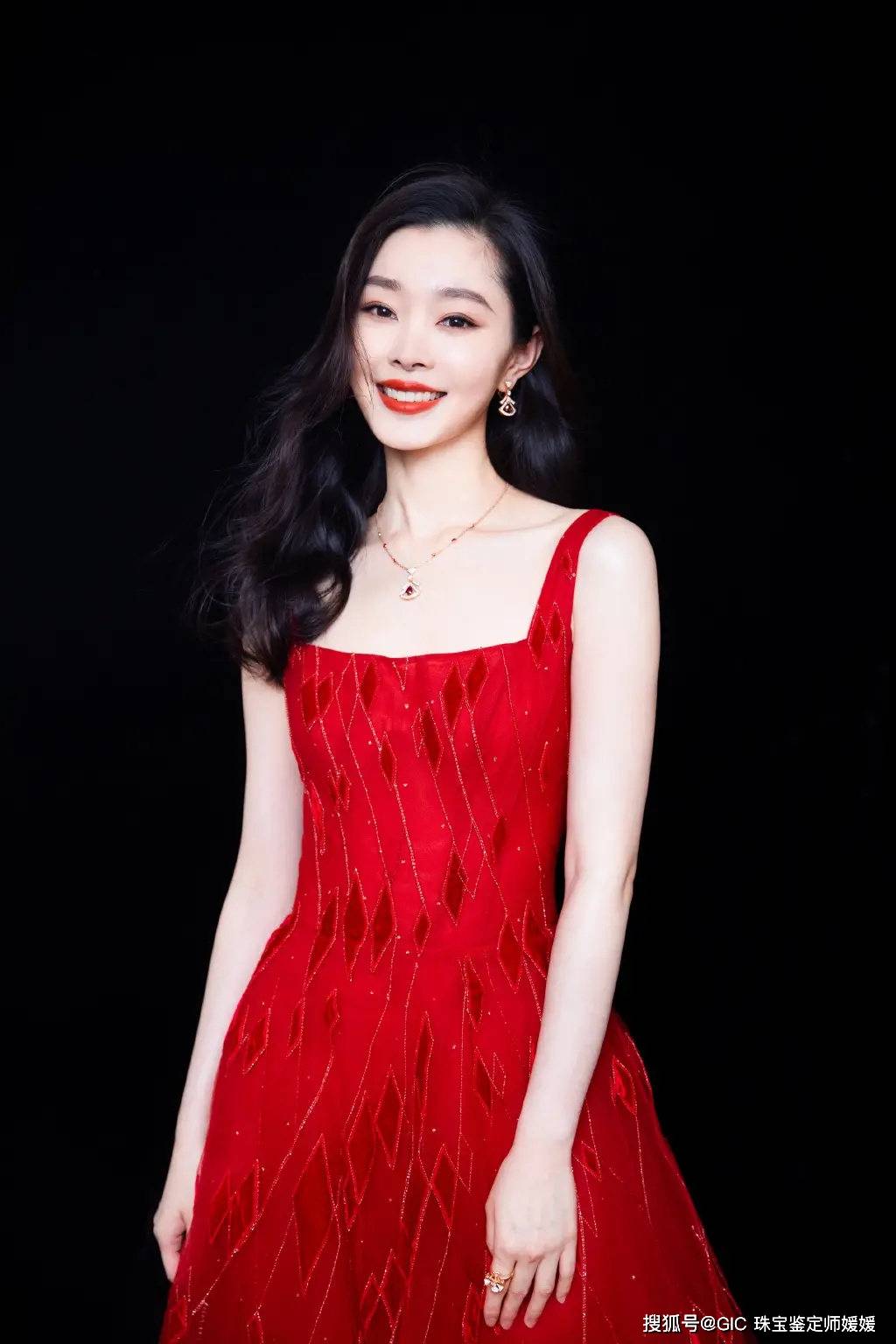中大|掌握红色服饰的搭配技巧,轻松佩戴起首饰,让你在聚会中大放光彩