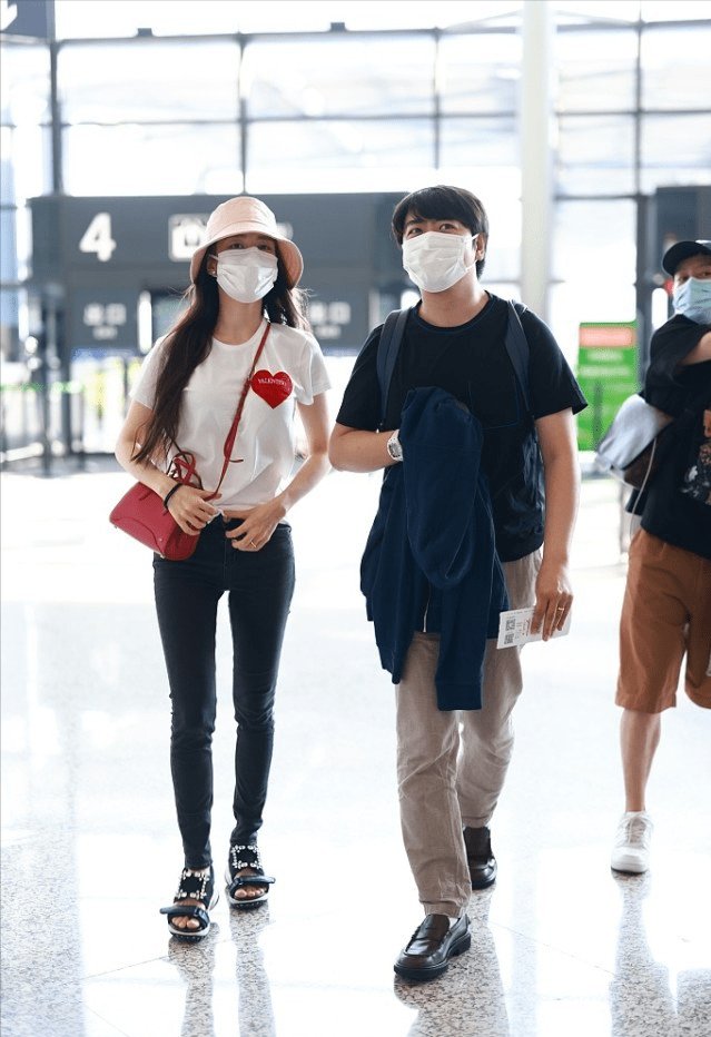 情侣|吉娜生了孩子身材没咋变，T恤配牛仔裤好显瘦，腿间空隙太明显了