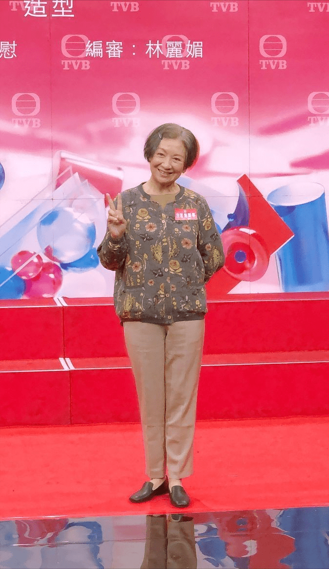 中老年|70多的鲍起静越来越真实，白发尽显却不沧桑，穿花色套装挺可爱的