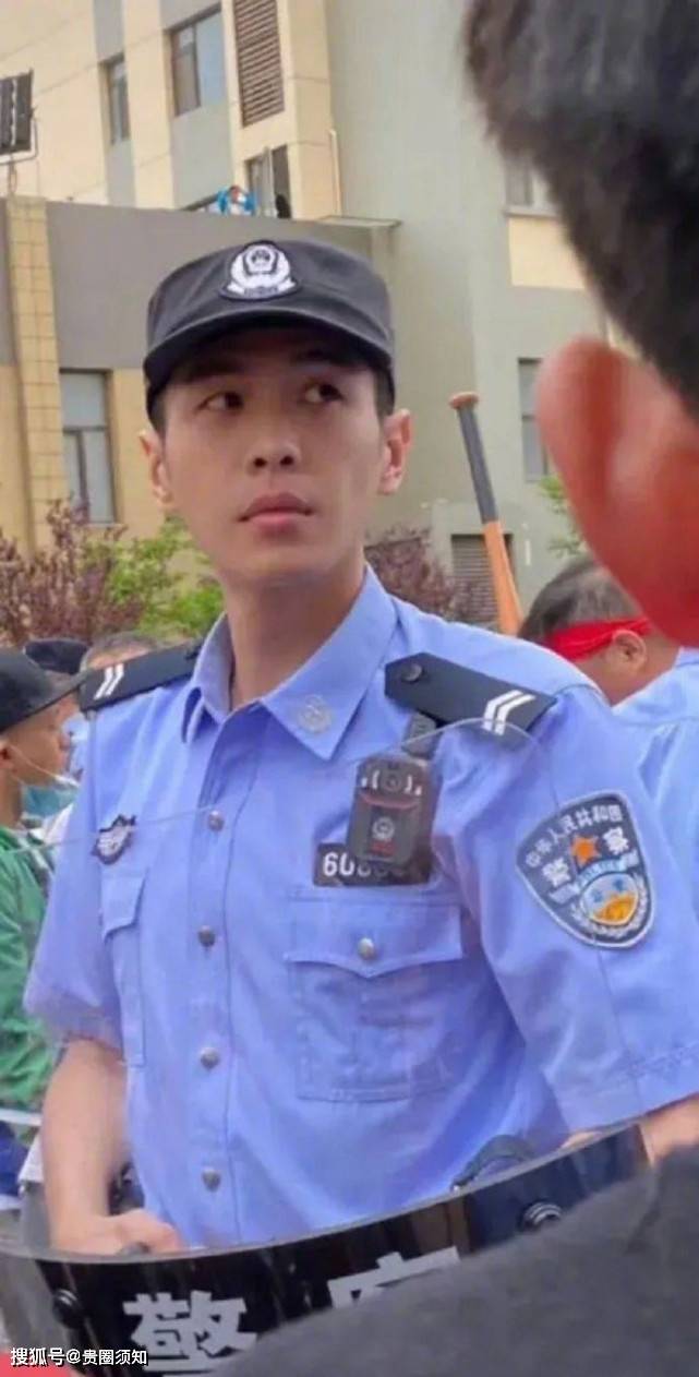 原創張若昀新劇《警察榮譽》路透,身穿警服一身正氣,相比之前又瘦了