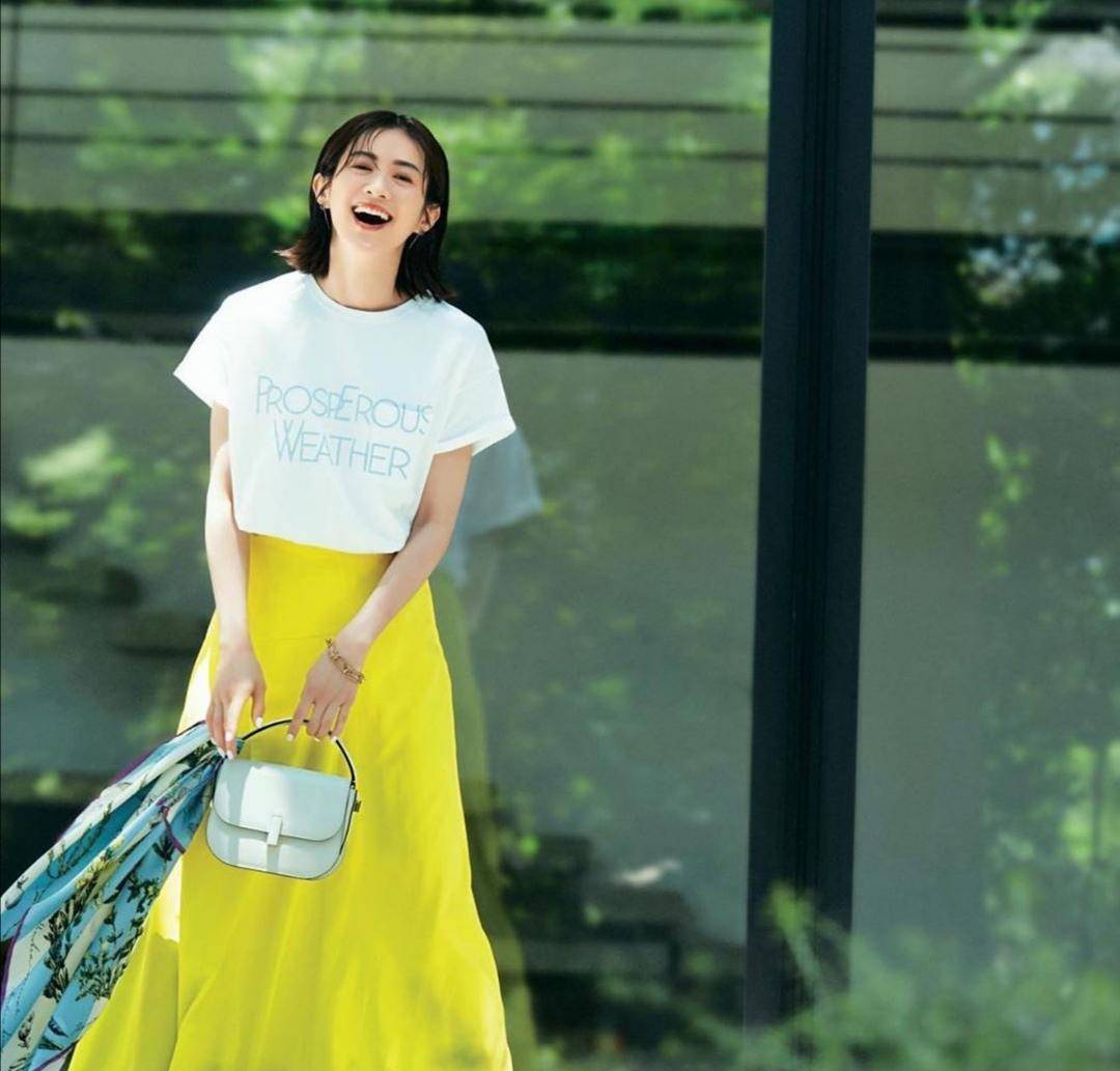 黑色|年过四十更要穿出“品位”，分享几组简约的夏日穿搭，时尚又减龄