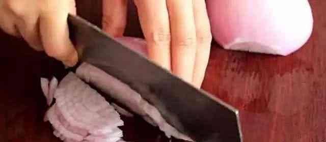 加入适量|早餐很重要，几个简单的小步骤就能做出营养美味的洋葱鸡蛋火腿饼