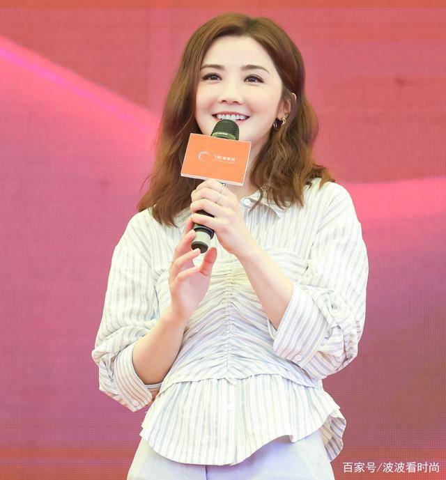 黑色|姐妹再次同框，阿娇身材发福穿衬衫裙像孕妇，被阿Sa瞬间秒杀