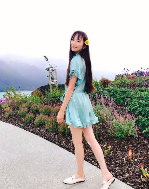 贵妇|香港豪门贵妇同框，吴佩慈穿衬衫搭配粉色外套c位抢镜，哪有41岁
