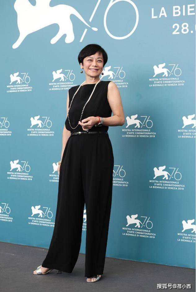 活动|张艾嘉的原装五官老得真实，穿无袖上衣配牛仔裤亮相，打扮好精致