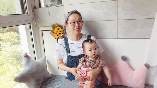 爱美|会穿多重要？57岁姥姥意外走红，爱美看娃兼顾，女儿都学的减龄搭