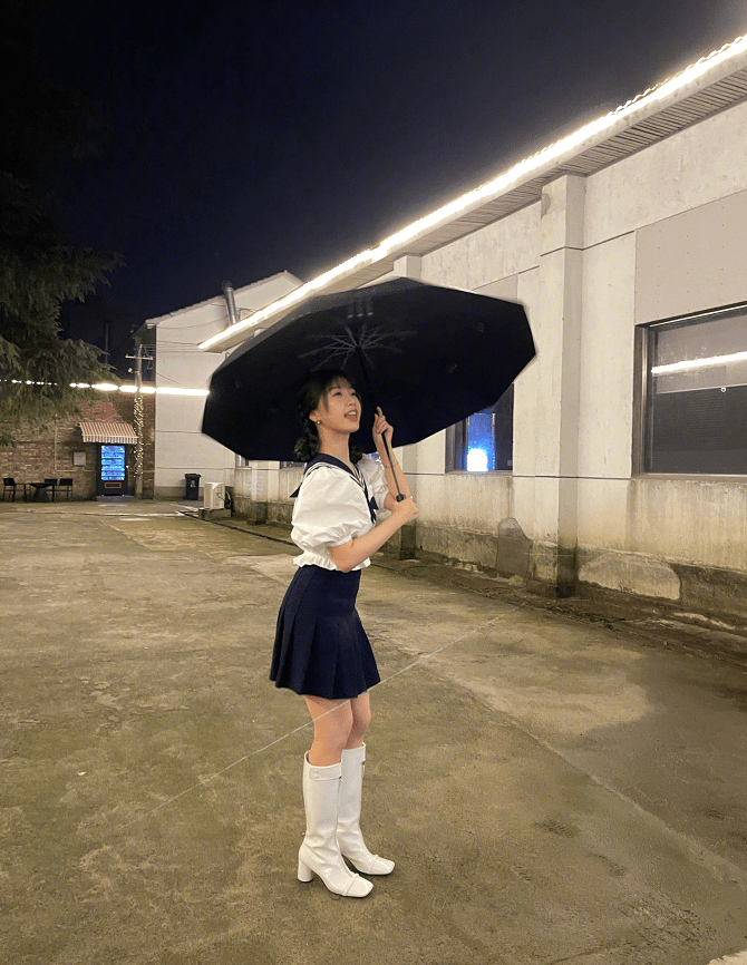 公众|虞书欣现在玩的真开心，在公众平台晒湿发大片，衣服贴身更显曲线