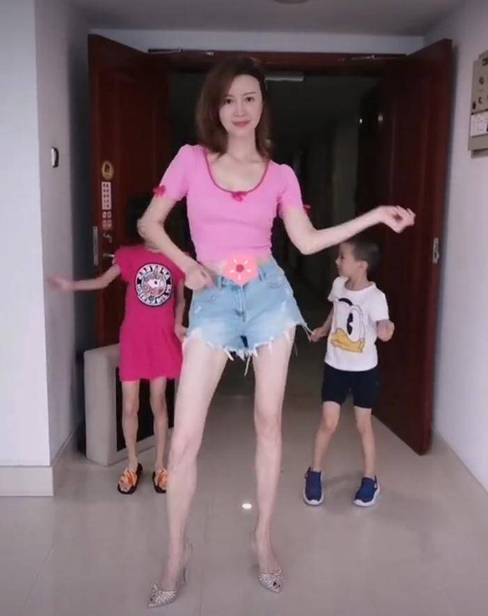 魅力|金巧巧走廊遛娃，穿露脐装配牛仔裤通道跳舞，开拉长滤镜腿长1米8