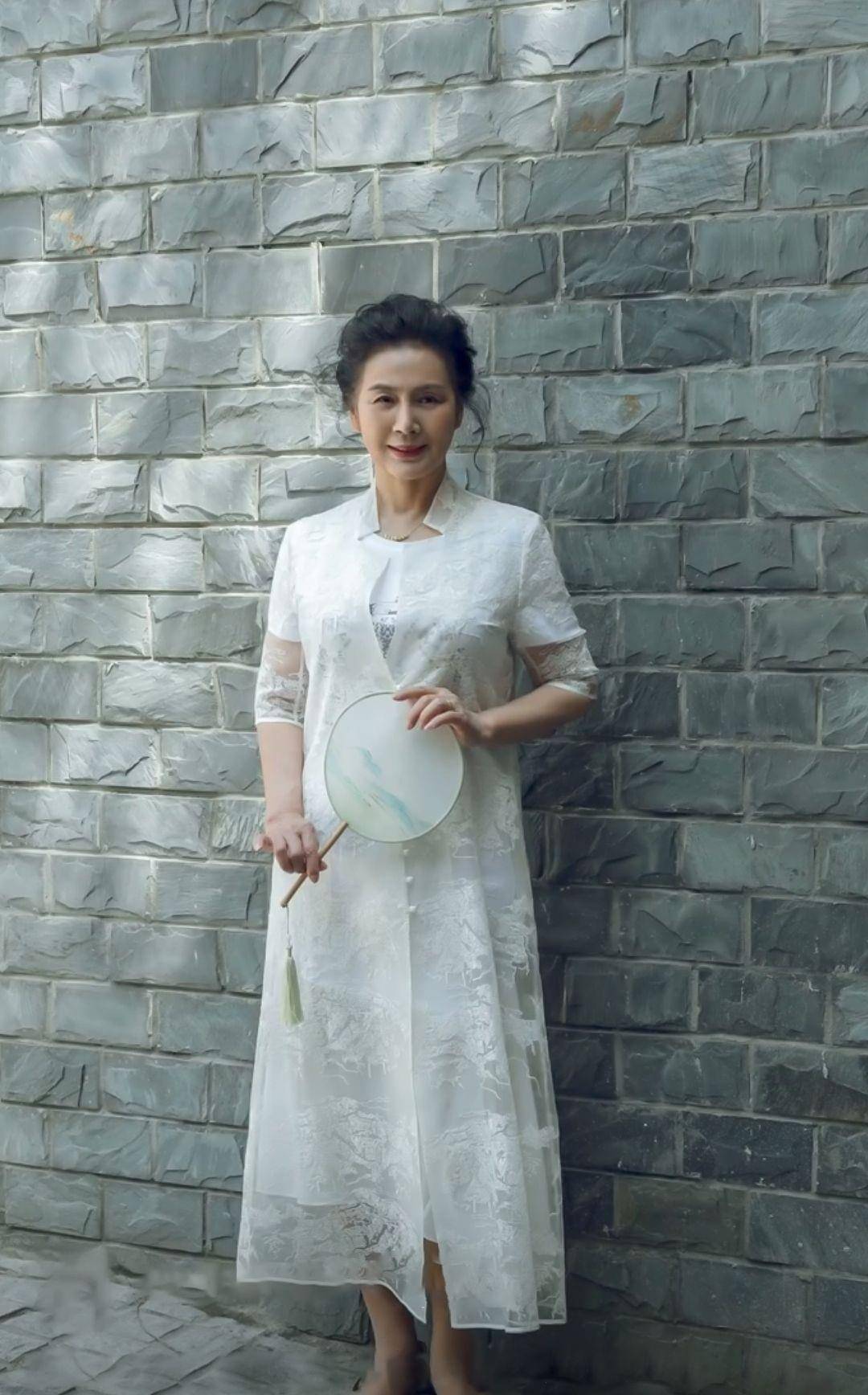 颜色|60岁女人更要穿出优雅，这位姐姐的穿搭精致养眼，端庄大气显年轻