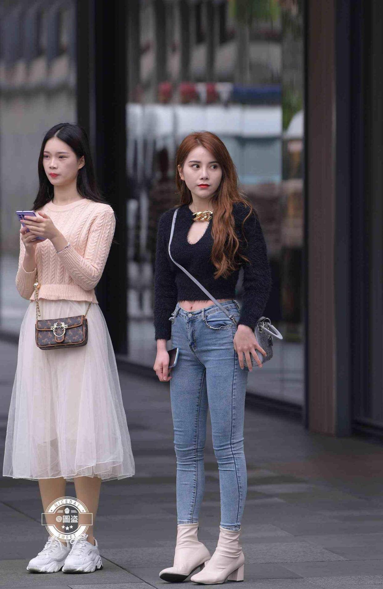 长度|身材修长的打底裤美女，容易让人挑花眼，走在街头