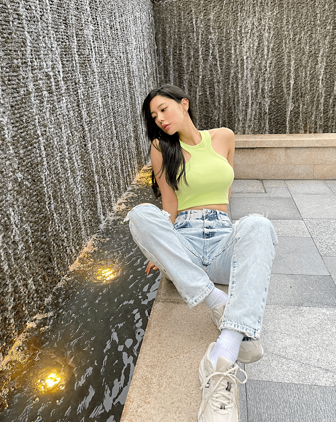 腹肌|克拉拉穿火了“背心+牛仔”,腹肌身材真比一般人靓,婚后也挺美