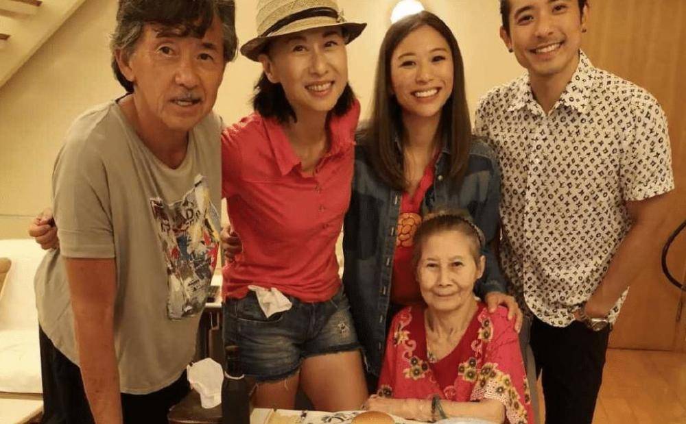 漂亮|叶倩文赶回家给林子祥过生，满脖子的皱纹，不漂亮但老的真实！