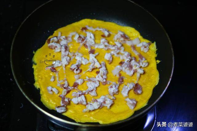 做法|披萨最简单的做法,不揉面不发面,只要10分钟,一个平底锅就搞定